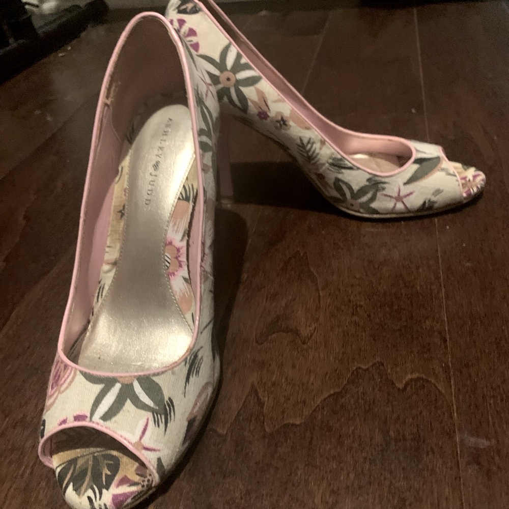 Floral canvas print peep toe pump.